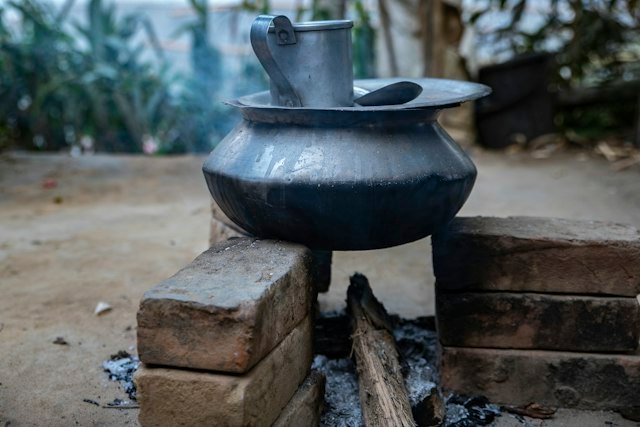 The Kettle Pot: a clay cookstove that uses half the charcoal